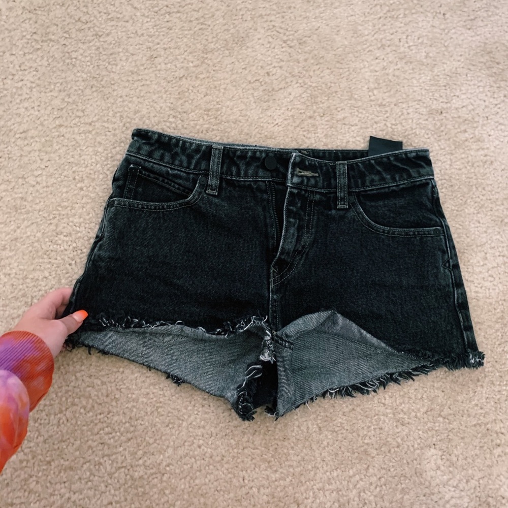 VOLCOM MID RISE BLACK DENIM SHORTS🖤🦋